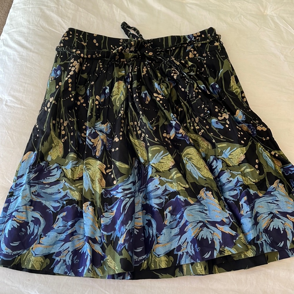 Beautiful floral and gold Loft skirt with fabric bow belt